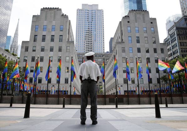 Bilder des Jahres 2020, News 06 Juni News Themen der Woche KW26 News Bilder des Tages Rainbow flags surround The Rink at Rockefeller Center which remains void of almost all pedestrians on Friday, June 26, 2020. More than 100 rainbow-colored flags line the Rink at Rockefeller Center and will remain in place through Sunday, June 28 leading up to the NYC Pride March. New York City entered phase 2 of a four-part reopening plan Monday after being closed for 3 months due to COVID-19.  NYP20200626207 JOHNxANGELILLO