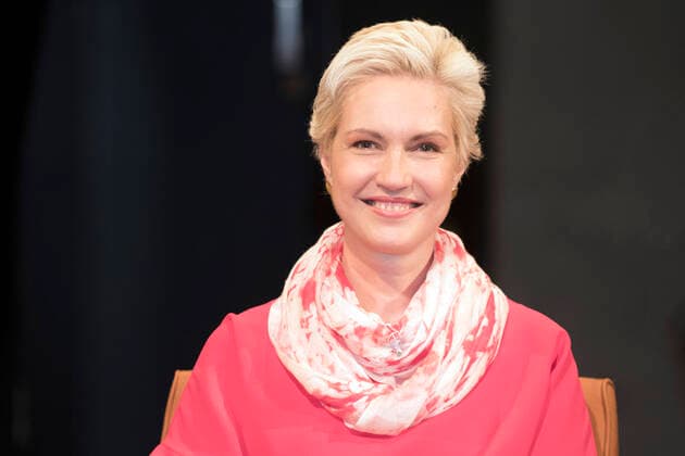 3nach9 Talkshow im Bild: Manuela Schwesig Ministerpräsidentin Seit drei Jahren ist Manuela Schwesig Ministerpräsidentin des Landes Mecklenburg-Vorpommern. In dieser Amtszeit musste die Mutter von zwei Kindern schwere politische und persönliche Hürden überwinden. Wie die SPD-Politikerin es geschafft hat, ihre Krebserkrankung, die Corona-Pandemie und ihr Familienleben zu meistern, berichtet die SPD-Politikerin bei 3nach9. DEU, Bremen, Radio Bremen, 3nach9, Live-Aufzeichnung vom 26.06.2020,