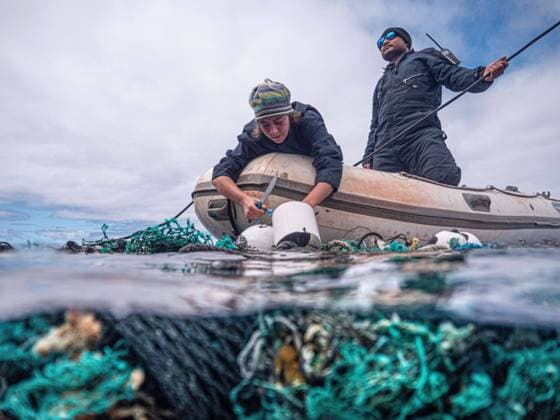IMAGO Nature: Unsere Erde, Umweltverträgliche Herausforderungen, Plastikmüll May 22, 2020, North Pacific Subtropical Convergence Zone, Pacific Ocean: Crew members in a zodiac prepare to remove fishing nets and trash from the ocean. s marine plastic recovery vessel, S V KWAI, after a 48-day expedition, successfully removing 103 tons (206,000 lbs.) of fishing nets and consumer plastics from the North Pacific Subtropical Convergence Zone, more commonly known as the Great Pacific Garbage Patch or Gyre. has set a new record with the largest at sea clean-up in the Gyre ever done, and more than doubled its own record-setting results from last year. The Great Pacific Garbage Patch is a collection of marine debris in the North Pacific Ocean. Also known as the Pacific trash vortex, the garbage patch is actually two distin - ZUMAz03_ 20200522_zah_z03_556 Copyright: xOceanxVoyagesxInstitutex