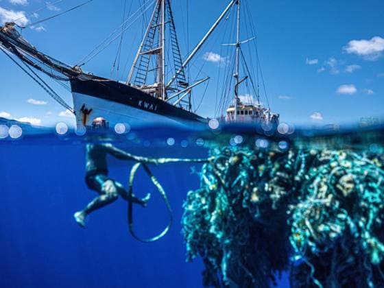 IMAGO Nature: Unsere Erde, Umweltverträgliche Herausforderungen, Plastikmüll May 22, 2020, North Pacific Subtropical Convergence Zone, Pacific Ocean: Crew members remove fishing nets and trash from the ocean. s marine plastic recovery vessel, S V KWAI, after a 48-day expedition, successfully removing 103 tons (206,000 lbs.) of fishing nets and consumer plastics from the North Pacific Subtropical Convergence Zone, more commonly known as the Great Pacific Garbage Patch or Gyre. has set a new record with the largest at sea clean-up in the Gyre ever done, and more than doubled its own record-setting results from last year. The Great Pacific Garbage Patch is a collection of marine debris in the North Pacific Ocean. Also known as the Pacific trash vortex, the garbage patch is actually two distinct collections of debri - ZUMAz03_ 20200522_zah_z03_564 Copyright: xOceanxVoyagesxInstitutex