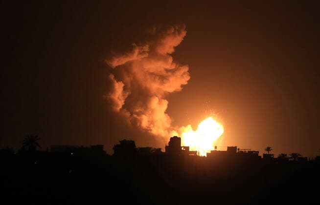 Bilder des Jahres 2020, News 06 Juni News Themen der Woche KW26 News Bilder des Tages June 26, 2020, Khan Younis, Gaza Strip, Palestinian Territory: Flame and smoke are seen during an Israeli air strike, in Khan Younis in the southern Gaza Strip, on June 26, 2020 Khan Younis Palestinian Territory - ZUMAap3_ 20200626_zaf_ap3_092 Copyright: xAshrafxAmrax