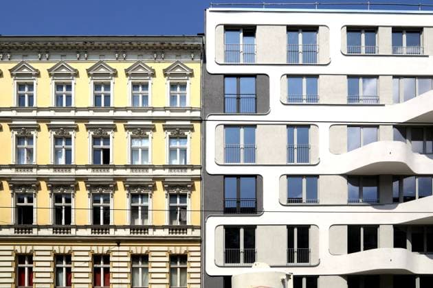25.06.2020, Berlin - Deutschland. Fassaden von Altbauten und Neubauten nebeneinander zeigen unterschiedlichen Wohnraum mit unterschiedlichen Preisen. *** 25 06 2020, Berlin Germany Facades of old and new buildings side by side show different living space with different prices