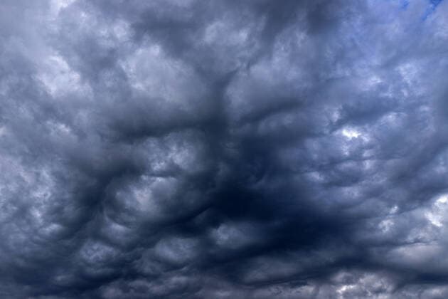 In den naechsten Tagen kann es immer wieder Regen geben, dunkle Wolken am Himmel ueber Siegen Symbolbild zum Thema Wetter, Unwetter, Sommer im Siegerland am 27.06.2020 in Siegen Deutschland.