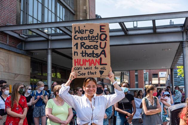 News Bilder des Tages Kiel, Samstag 27.06.2020 Demonstration gegen rassistische Diskrimienirung und für Integration. Organisiert vom afrodeutschen Verein, ein Zusammenschluss afrikanischer und afrodeutscher Vereine in Kiel, versammelten sich knapp 400 Teilnehmer vor dem Kieler Hauptbahnhof, um von dort mit einer Zwischenkundgebung zum Rathausplatz zu ziehen. Kiel Südfriedhof Schleswig-Holstein Deutschland