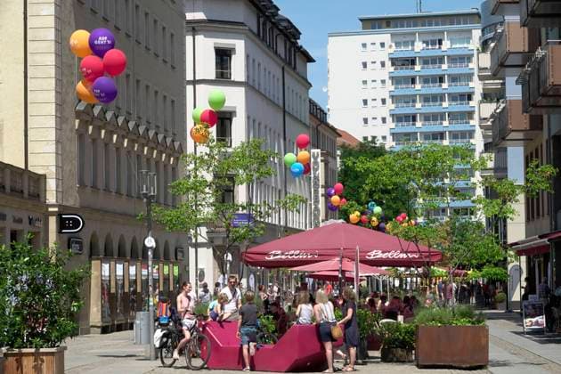 PK_ CWE 27.06.2020, Chemnitz, Innere Klosterstrasse Pressegespräch mit Vertretern der CWE, Wirtschaft und Gastronomen zum Thema: Seite an Seite , Chemnitz will Kulturhauptstadt 2025 werden. Es geht um Zusammenschluss und Zusammenarbeit, um die Innenstadt weiter zu beleben. Innere Klosterstrasse mit Ballonen und gtu belebt Chemnitz Sachsen BRD *** PK CWE 27 06 2020, Chemnitz, Innere Klosterstrasse Press conference with representatives of the CWE, business and gastronomy side by side, Chemnitz wants to be the Capital of Culture 2025 Its all about joining forces and working together to revitalise the city centre Innere Klosterstrasse with balloons and gtu revitalises Chemnitz Saxony FRG