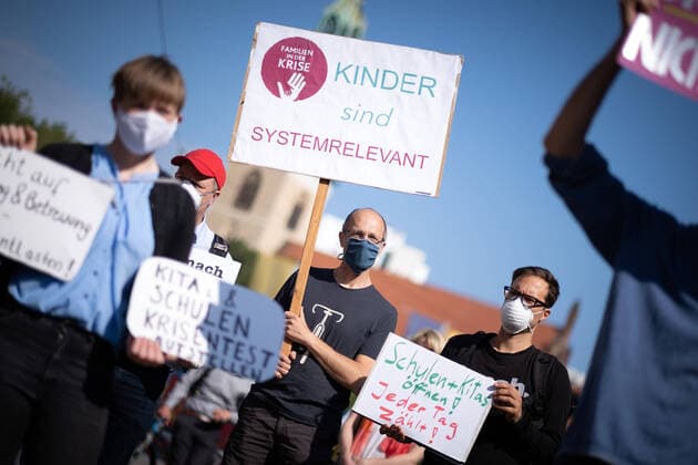 Recht auf Bildung und Betreuung sichern - Eltern entlasten Unter dem Motto Recht auf Bildung und Betreuung sichern - Eltern entlasten protestieren Eltern mit ihren Kindern vor der Sitzung des Berliner Senats vor dem Roten Rathaus. Die Eltern fordern eine Entlastung während der Coronakrise durch eine Wiedereröffnung der Kitas und einen erweiterten Schulbetrieb. Demonstrant mit Schild: Kinder sind systemrelevant. Â Berlin Berlin Deutschland