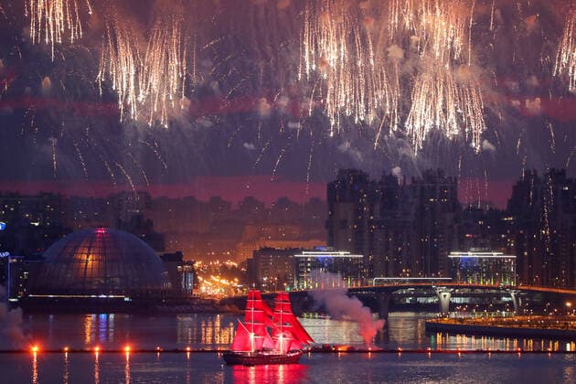 Bilder des Jahres 2020, News 06 Juni News Themen der Woche KW26 News BIlder des Tages ST PETERSBURG, RUSSIA - JUNE 27, 2020: The Rossiya Russia brig sails in the Gulf of Finland during the 2020 Scarlet Sails Festival for high school graduates. The event is held online amid the COVID-19 coronavirus pandemic. Peter Kovalev TASS  TS0DE5F6