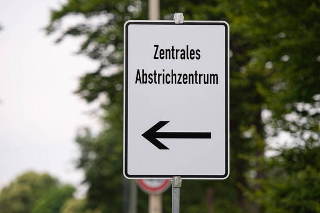 28.06.2020 - Coronavirus - Coronatests am Flughafen Gütersloh: Zahlreiche Bürger aus dem Kreis Gütersloh lassen sich nach dem Coronaausbruch beim Fleischtrieb Tönnies testen. Im Bild: Schild Zentrale Abstrichstelle. Foto: Noah Wedel, Gütersloh Nordrhein-Westfalen Deutschland Flughafen