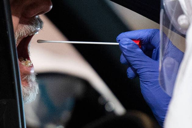 28.06.2020 - Coronavirus - Coronatests am Flughafen Gütersloh: Zahlreiche Bürger aus dem Kreis Gütersloh lassen sich nach dem Coronaausbruch beim Fleischtrieb Tönnies testen. Im Bild: Soldaten der Bundeswehr beim Test in einer ehemaligen Lagerhalle von Flugzeugen. Foto: Noah Wedel, Gütersloh Nordrhein-Westfalen Deutschland Flughafen