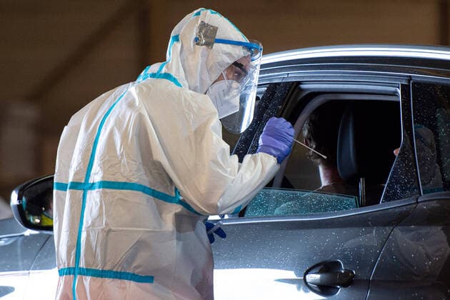 28.06.2020 - Coronavirus - Coronatests am Flughafen Gütersloh: Zahlreiche Bürger aus dem Kreis Gütersloh lassen sich nach dem Coronaausbruch beim Fleischtrieb Tönnies testen. Im Bild: Soldaten der Bundeswehr beim Test in einer ehemaligen Lagerhalle von Flugzeugen. Foto: Noah Wedel, Gütersloh Nordrhein-Westfalen Deutschland Flughafen