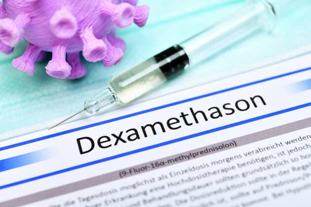Spritze und Dexamethason-Schriftzug, Wirkstoff Dexamethason gegen Corona-Infektion