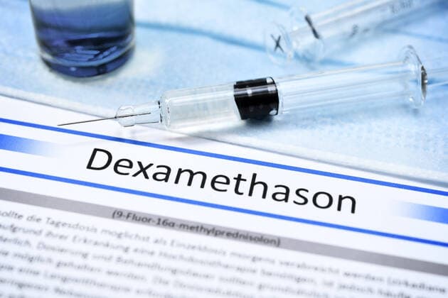 Spritze und Dexamethason-Schriftzug, Wirkstoff Dexamethason gegen Corona-Infektion