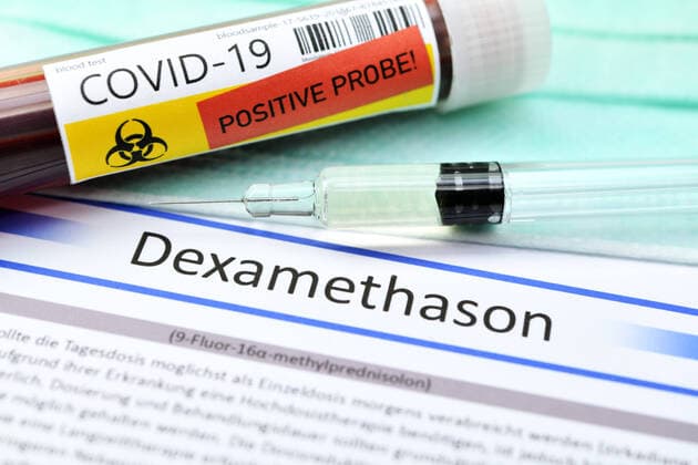 Spritze und Dexamethason-Schriftzug, Wirkstoff Dexamethason gegen Corona-Infektion