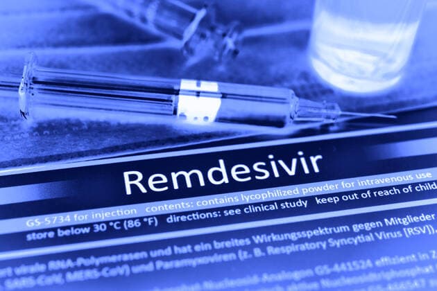 Spritze und Remdesivir-Schriftzug, Wirkstoff Remdesivir gegen Corona-Infektion