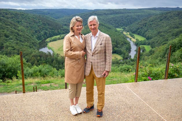 Bilder des Jahres 2020, Entertainment 06 Juni Entertainment Themen der Woche KW26 Entertainment Bilder des Tages Queen Mathilde of Belgium and King Philippe - Filip of Belgium pose for the photographer at the Tombeau du Geant view in Botassart, Bouillon, during a royal visit to the Limburg provice, Sunday 28 June 2020.  POOLxJULIENxWARNAND 2513535