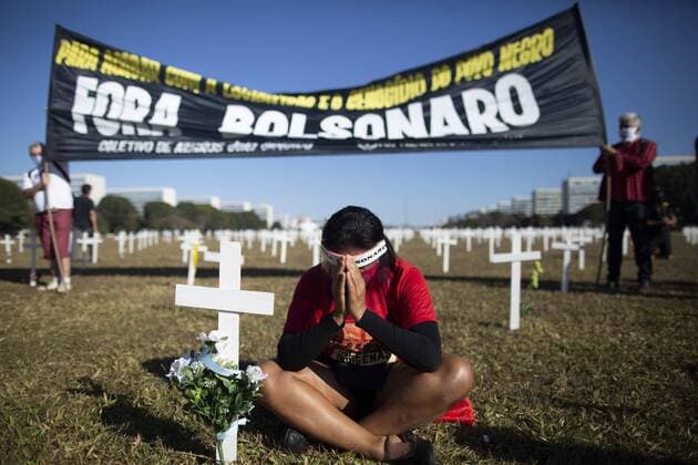Bilder des Jahres 2020, News 06 Juni News Themen der Woche KW26 News BIlder des Tages Several people participate in the installation of hundreds of crosses as a tribute to the victims of covid-19 on the Esplanade of the Brazilian Ministries, in Brasilia, Brazil, 28 June 2020. The tribute is part of the national demonstration called for this Sunday against Brazilian President Jair Bolsonaro. After four months from the first case, Brazil accumulated until this Saturday 57,070 deaths and 1,313,667 cases from the pandemic, which confirm it as the second country with the most victims and contagions of coronavirus in the world after the United States. Tribute to the victims of covid-19 in the Esplanade of the Ministries of Brazil !ACHTUNG: NUR REDAKTIONELLE NUTZUNG!  Copyright: xMykexSenax AME9272 20200628-637289689153569644