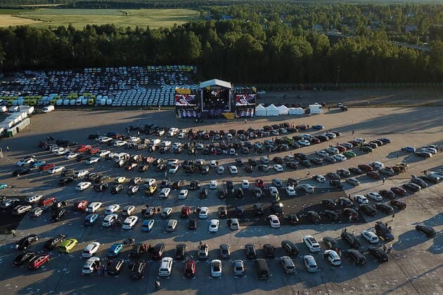 ST PETERSBURG, RUSSIA - JUNE 28, 2020: An aerial view of vehicles during a drive-in concert in support of doctors at the Osinovaya Roshcha logistics park. Peter Kovalev TASS  TS0DE6D9