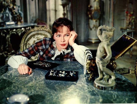 GIGI LESLIE CARON Date: 1958. Strictly editorial use only in conjunction with the promotion of the film. Credit line mandatory. This image is copyright of the film company and is supplied under the terms of issue as film still. No commercial or book cover use permitted without prior consent from the film company.  Mandatory credit line: Image courtesy Ronald Grant Archive Mary Evans