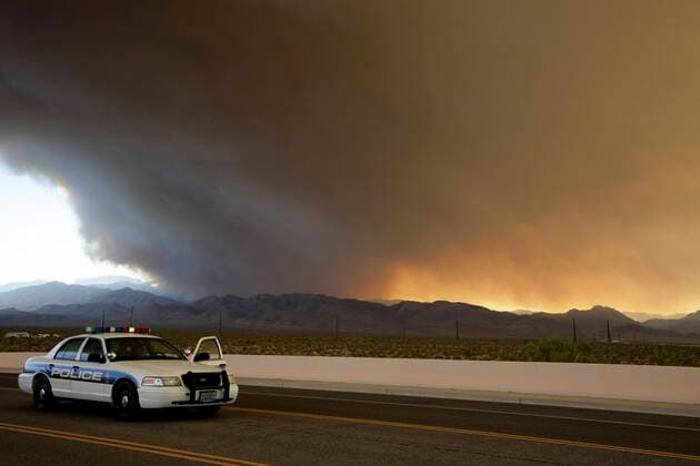 Bilder des Jahres 2020, News 06 Juni News Themen der Woche KW26 USA, Buschbrände in Nevada Mount Charleston, NV - June, 28, 2020: Mahogany Fire viewed from Kyle Canyon exit and Interstate 95, at this time it was approximately 200 acres on June 28, 2020 in Mount Charleston, Nevada. Credit: Peter Noble The Photo Access USA - 2020 - Mahogany Fire in Mount Charleston  Copyright: xPeterxNoblex