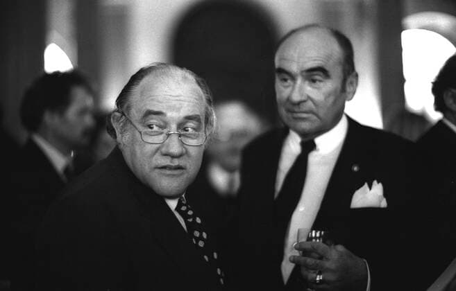 August Everding (1928 -1999 in München) Regisseur, Manager, Kulturpolitiker,Intendant. Münchner Kammerspiele, 1982 Generalintendanten der Bayerischen Staatstheater. Sommerempfang Schloss Schleißheim August Everding Johannes von Thurn und Taxis Juli 1982 *** August Everding 1928 1999 in Munich director, manager, cultural politician, director of the Munich Kammerspiele, 1982 general director of the Bavarian State Theatres summer reception Schleißheim Castle August Everding Johannes von Thurn und Taxis July 1982 Copyright: xHeinzxGebhardtx