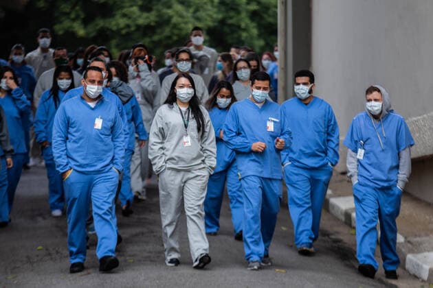 Bilder des Jahres 2020, News 06 Juni News BIlder des Tages Pacaembu field hospital deactivated. June 29,2020, Sao Paulo, Brazil: The Pacaembu field hospital in Sao Paulo city is deactivated by the Mayor of the city Bruno Covas and by the secretary of health, Edson Aparecido, on Monday (29). The site was used to treat patients with the new coronavirus and had a cost of about R$23 million. It was opened on April 6 and built on the lawn of the famous soccer stadium.The field hospital has started to receive fewer patients in the last few days because of the decrease in serious cases in the city. With that, the City Hall chose to close the place. Pacaembu field hospital deactivated.  Copyright: xVanxCamposx