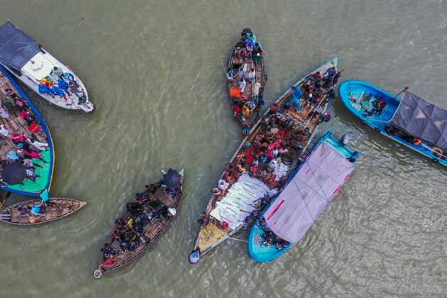 Bilder des Jahres 2020, News 06 Juni News BIlder des Tages June 29, 2020, Dhaka, Dhaka, Bangladesh: Rescue workers find bodies of victims after a launch sank on the Buriganga River. 32 people died and dozen are missing after a ferry capsized and sank at the Sadarghat ferry terminal in Dhaka during a collision with another vessel. Dhaka Bangladesh - ZUMAc321 20200629_zip_c321_003 Copyright: xZabedxHasnainxChowdhuryx