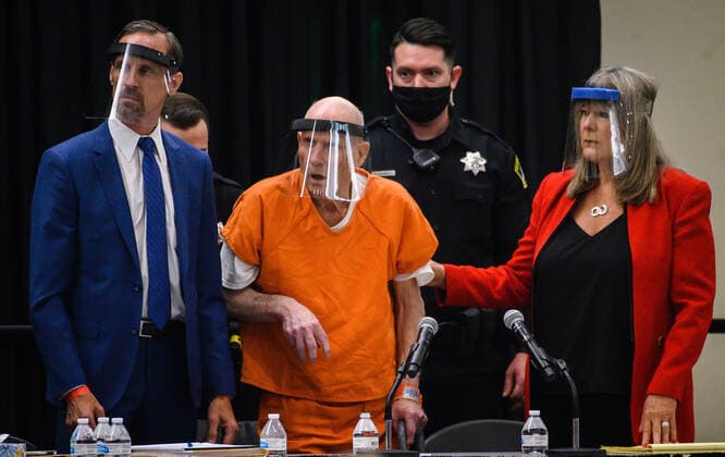 Bilder des Jahres 2020, News 06 Juni June 29, 2020, CA, USA: Joseph James DeAngelo, center, and his public defenders Joseph Cress, left, and Diane Howard, right, wear face shields as they stand as Sacramento Superior Court Judge Michael Bowman enters a makeshift courtroom built for social distancing at Sacramento State on Monday, July 29, 2020. DeAngelo admitted to being the Golden State Killer and entered a string of guilty pleas during the hours-long hearing. USA - ZUMAm67_ 20200629_zaf_m67_008 Copyright: xDanielxKimx