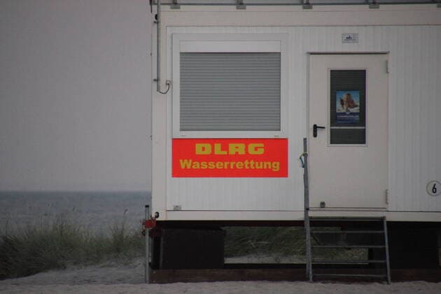 Symbolbilder Themenbilder: Rettungsdienst, DLRG, DLRG, Wasserretung, Rettungsdienst, Deutsche Lebensrettungs Gesellschaft, Wasserwacht, Leben Retten, Ertrinken, Badeunfall, See, Meer, Badesee, Strand, Urlaub, Erste Hilfe, Reanimation, 112, Rettung, Notfall, Hilfe Deutschland *** Symbol pictures Topic pictures rescue service, DLRG, DLRG, water rescue, rescue service, German Life Saving Society, water rescue, life saving, drowning, bathing accident, lake, sea, bathing lake, beach, vacation, first aid, resuscitation, 112, rescue, emergency, help Germany Copyright: xMartinxDziadekx