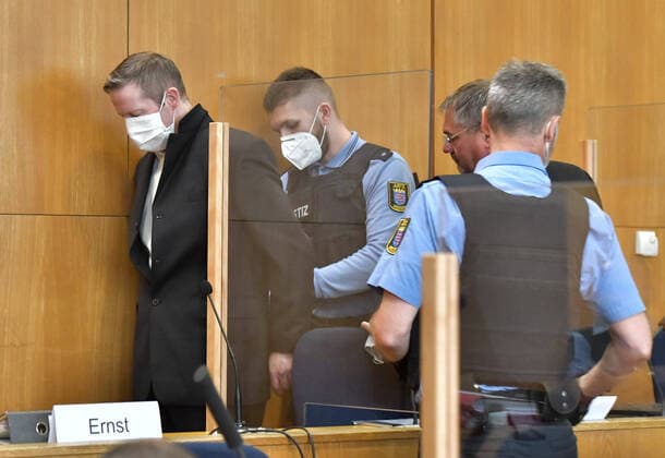 Bilder des Jahres 2020, News 06 Juni 30.06.2020, xblx, deloka, emonline, delahe, Prozess: Tod von Dr. Walter Luebcke, Angeklagter Stephan Ernst wird in den Saal gebracht vor dem Oberlandesgericht in Frankfurt wird heute der Prozess gegen zwei Männer fortgesetzt, die die Bundesanwaltschaft im Zusammenhang mit dem Tod des Politikers angeklagt hat. Der Kasseler Regierungspräsident Dr. Walter Luebcke (Walter Lübcke) wurde im Juni 2019 auf der Terrasse seines Hauses in Wolfhagen getötet. Frankfurt am Main