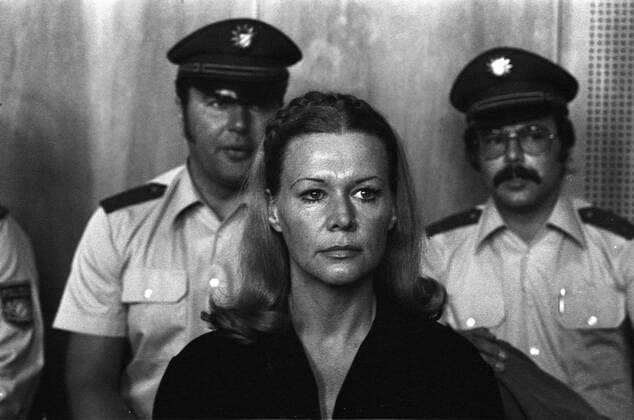 Ingrid van Bergen (geb.1931) Schauspielerin, Gericht Justizpalast München. 1977 erschoss sie Klaus Knaths in einer Villa am Starnberger See. Der Prozess, indem sie von Rechtsanwalt Rolf Bossi vertreten wurde löste großes Aufsehen aus. Am 27. Juli 1977 wurde sie wegen Totschlags zu sieben Jahren Freiheitsstrafe verurteilt. Am 2. Oktober 1981 wegen guter Führung vorzeitig entlassen. 1977