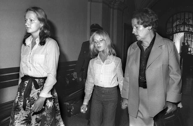 Ingrid van Bergen (geb.1931) Schauspielerin, Gericht Justizpalast München. 1977 erschoss sie Klaus Knaths in einer Villa am Starnberger See. Der Prozess, indem sie von Rechtsanwalt Rolf Bossi vertreten wurde löste großes Aufsehen aus. Am 27. Juli 1977 wurde sie wegen Totschlags zu sieben Jahren Freiheitsstrafe verurteilt. Am 2. Oktober 1981 wegen guter Führung vorzeitig entlassen. Tochter Andrea links, Tocter Carolin mitte, begleitet von Freundin ihrer Mutter, Brigitte Hoffmann 1977 Copyright: xHeinzxGebhardtx