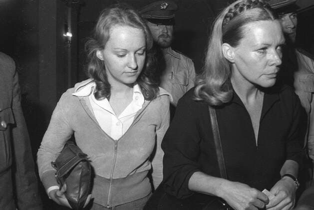 Ingrid van Bergen (geb.1931) Schauspielerin, Gericht Justizpalast München. 1977 erschoss sie Klaus Knaths in einer Villa am Starnberger See. Der Prozess, indem sie von Rechtsanwalt Rolf Bossi vertreten wurde löste großes Aufsehen aus. Am 27. Juli 1977 wurde sie wegen Totschlags zu sieben Jahren Freiheitsstrafe verurteilt. Am 2. Oktober 1981 wegen guter Führung vorzeitig entlassen. Mit Tochter Andrea 1977 Copyright: xHeinzxGebhardtx