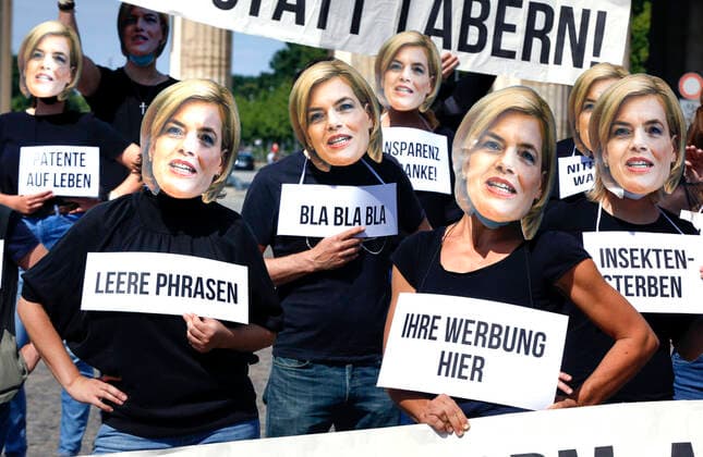 Bilder des Jahres 2020, News 06 Juni News Bilder des Tages Wir haben es satt Protest gegen Agrarpolitik Unter dem Motto Wir haben es satt und mit Masken von Bundeslandwirtschaftsministerin Julia Kloeckner demonstrieren Umweltaktivisten am Brandenburger Tor gegen die Agrarpolitik der Bundesregierung. Berlin Berlin Deutschland *** Weve had enough Protest against agricultural policy Under the slogan Weve had enough and with masks of Federal Minister of Agriculture Julia Kloeckner environmental activists demonstrate at the Brandenburg Gate against the agricultural policy of the Federal Government Berlin Berlin Germany