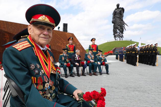 Bilder des Jahres 2020, News 06 Juni News Bilder des Tages TVER REGION, RUSSIA - JUNE 30, 2020: A war veteran attends a ceremony to unveil the Rzhev Memorial to the Soviet Soldier near the village of Khoroshevo. A construction project initiated by veterans and funded by donations, the war memorial commemorates Soviet soldiers killed in the Battles of Rzhev in World War II. Mikhail Klimentyev Russian Presidential Press and Information Office TASS  TS0DE96E