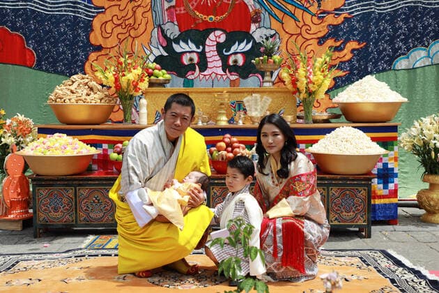 Bilder des Jahres 2020, Entertainment 06 Juni Entertainment Bilder des Tages 30-06-2020 Bhutan On the auspicious occasion of the Birth Anniversary of Guru Rinpoche (Trelda Tsechu), His Royal Highness the Second Gyalsey to His Majesty The King and Her Majesty The Gyaltsuen has been named Jigme Ugyen Wangchuck. His Royal Highness will be referred to as Gyalsey Ugyen Wangchuck. His Majesty The King and Her Majesty The Gyaltsuen graced the Trelda Tsechu prayer ceremony at Thimphu Tashichodzong, and offered prayers along with Their Royal Highnesses Gyalsey Jigme Namgyel and Gyalsey Ugyen Wangchuck. The Trelda Tsechu prayers are performed annually for the benefit of all sentient beings. Led by the Prime Minister, representatives of the Dratshang, Government and Armed Forces offered Mendrel Ku Sung Thukten to His Royal Hig  Copyright: xPPEx