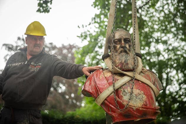 Bilder des Jahres 2020, News 06 Juni News Bilder des Tages Illustration picture shows the removal of a statue of King Leopold II of Belgium in Gent, Tuesday 30 June 2020, amidst discussions to topple all Leopold 2 statues due to the misdeeds in his former colony Congo.  JAMESxARTHURxGEKIERE 2514136