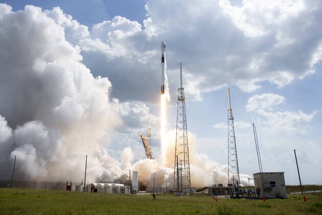 Bilder des Jahres 2020, News 07 Juli News Themen der Woche KW27 Bilder des Jahres 2020, News 06 Juni News Bilder des Tages A SpaceX Falcon 9 rocket launches from Complex 40 at the Cape Canaveral Air Force Station seconds after 4:10 PM on Tuesday, June 30, 2020. On board Falcon is the Global Positioning (GPS-3 SV03) Satellite. This spacecraft will take the place of an older GPS satellite launched 20 years ago and will provide greater navigation capability for both military and civilian use.  CCP20200630020 JOExMARINO