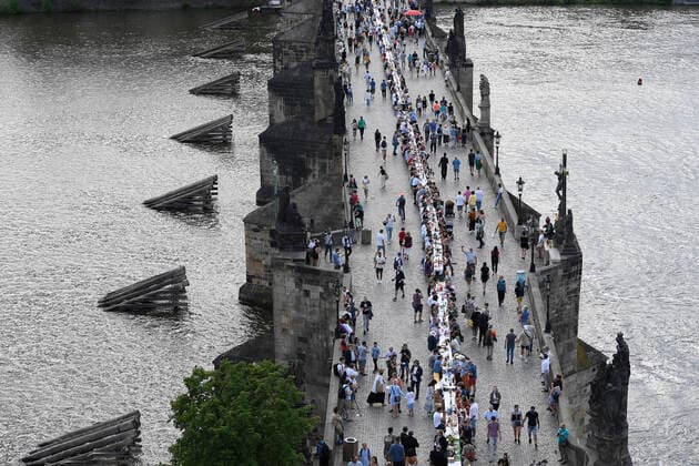 Bilder des Jahres 2020, News 06 Juni News Bilder des Tages Prague citizens see coronavirus out with dinner at 500 metre long table covered with white cloth at Charles Bridge, Prague, Czech Republic, June 30, 2020. (CTKxPhoto OndrejxDeml) CTKPhotoP202006300991101 dml 004
