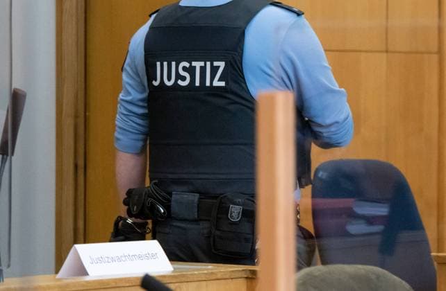 Justiz, Symbolfotos 30.06.2020, xblx, deloka, emonline, delahe, Prozess: Tod von Dr. Walter Luebcke, Justizwachtmeister vor dem Oberlandesgericht in Frankfurt wird heute der Prozess gegen zwei Männer fortgesetzt, die die Bundesanwaltschaft im Zusammenhang mit dem Tod des Politikers angeklagt hat. Der Kasseler Regierungspräsident Dr. Walter Luebcke (Walter Lübcke) wurde im Juni 2019 auf der Terrasse seines Hauses in Wolfhagen getötet. Frankfurt am Main *** 30 06 2020, xblx, deloka, emonline, delahe, trial Death of Dr Walter Luebcke, Attorney General at the Higher Regional Court in Frankfurt, the trial against two men accused by the Federal Prosecutors Office in connection with the death of the politician continues today The President of the Kassel Distri