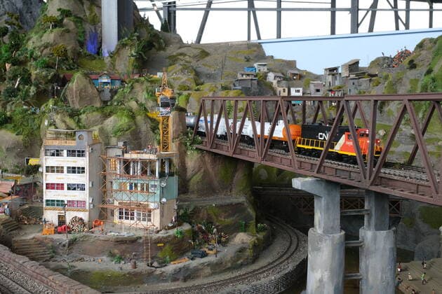 Snow Dome Modellbau Welten Bispingen Ein Güterzug fährt durch Indien. Die mit 12.000 Quadratmetern größte Modelleisenbahn der Welt hat heute in Bispingen eröffnet, mit 20 Kilometern verlegten Schienen sowie 500 Zügen und 50 Themenwelten stellen die Modellbau Welten einen neuen Weltrekord auf. Insgesamt 11 Millionen Euro wurden in den Ausbau investiert, die Modellbahn hat den Maßstab 1:22,5, Spurweite G. Bispingen liegt in Niedersachsen an der A7 zwischen Hamburg und Hannover 1.7.2020