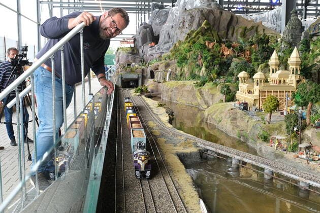 Snow Dome Modellbau Welten Bispingen Geschäftsführer Frank Blin im Indien-Abschnitt. Die mit 12.000 Quadratmetern größte Modelleisenbahn der Welt hat heute in Bispingen eröffnet, mit 20 Kilometern verlegten Schienen sowie 500 Zügen und 50 Themenwelten stellen die Modellbau Welten einen neuen Weltrekord auf. Insgesamt 11 Millionen Euro wurden in den Ausbau investiert, die Modellbahn hat den Maßstab 1:22,5, Spurweite G. Bispingen liegt in Niedersachsen an der A7 zwischen Hamburg und Hannover 1.7.2020