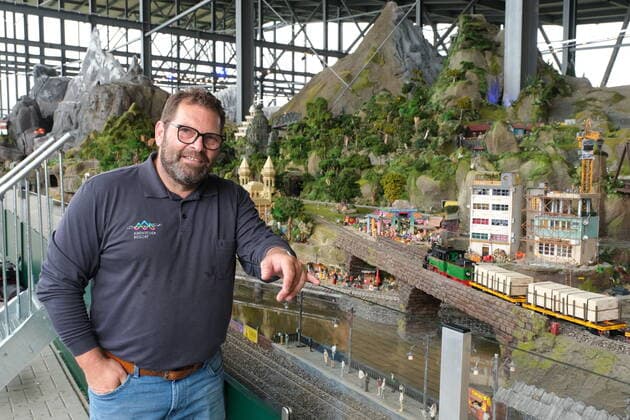 Snow Dome Modellbau Welten Bispingen Geschäftsführer Frank Blin im Indien-Abschnitt. Die mit 12.000 Quadratmetern größte Modelleisenbahn der Welt hat heute in Bispingen eröffnet, mit 20 Kilometern verlegten Schienen sowie 500 Zügen und 50 Themenwelten stellen die Modellbau Welten einen neuen Weltrekord auf. Insgesamt 11 Millionen Euro wurden in den Ausbau investiert, die Modellbahn hat den Maßstab 1:22,5, Spurweite G. Bispingen liegt in Niedersachsen an der A7 zwischen Hamburg und Hannover 1.7.2020