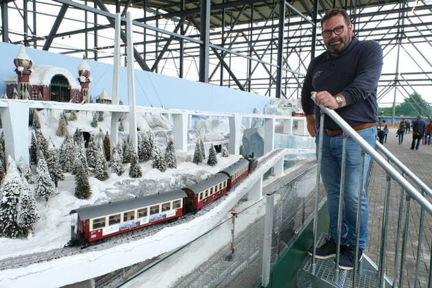 Snow Dome Modellbau Welten Bispingen Geschäftsführer Frank Blin im Island-Abschnitt. Die mit 12.000 Quadratmetern größte Modelleisenbahn der Welt hat heute in Bispingen eröffnet, mit 20 Kilometern verlegten Schienen sowie 500 Zügen und 50 Themenwelten stellen die Modellbau Welten einen neuen Weltrekord auf. Insgesamt 11 Millionen Euro wurden in den Ausbau investiert, die Modellbahn hat den Maßstab 1:22,5, Spurweite G. Bispingen liegt in Niedersachsen an der A7 zwischen Hamburg und Hannover 1.7.2020