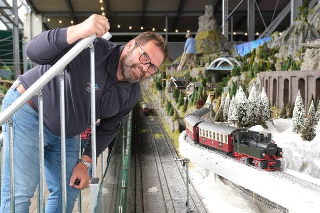 Snow Dome Modellbau Welten Bispingen Geschäftsführer Frank Blin im Island-Abschnitt. Die mit 12.000 Quadratmetern größte Modelleisenbahn der Welt hat heute in Bispingen eröffnet, mit 20 Kilometern verlegten Schienen sowie 500 Zügen und 50 Themenwelten stellen die Modellbau Welten einen neuen Weltrekord auf. Insgesamt 11 Millionen Euro wurden in den Ausbau investiert, die Modellbahn hat den Maßstab 1:22,5, Spurweite G. Bispingen liegt in Niedersachsen an der A7 zwischen Hamburg und Hannover 1.7.2020