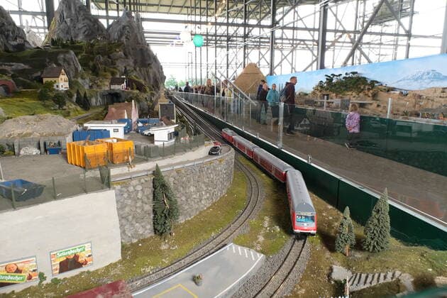 Snow Dome Modellbau Welten Bispingen Der Bayern-Abschnitt. Die mit 12.000 Quadratmetern größte Modelleisenbahn der Welt hat heute in Bispingen eröffnet, mit 20 Kilometern verlegten Schienen sowie 500 Zügen und 50 Themenwelten stellen die Modellbau Welten einen neuen Weltrekord auf. Insgesamt 11 Millionen Euro wurden in den Ausbau investiert, die Modellbahn hat den Maßstab 1:22,5, Spurweite G. Bispingen liegt in Niedersachsen an der A7 zwischen Hamburg und Hannover 1.7.2020