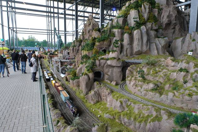 Snow Dome Modellbau Welten Bispingen Die mit 12.000 Quadratmetern größte Modelleisenbahn der Welt hat heute in Bispingen eröffnet, mit 20 Kilometern verlegten Schienen sowie 500 Zügen und 50 Themenwelten stellen die Modellbau Welten einen neuen Weltrekord auf. Insgesamt 11 Millionen Euro wurden in den Ausbau investiert, die Modellbahn hat den Maßstab 1:22,5, Spurweite G. Bispingen liegt in Niedersachsen an der A7 zwischen Hamburg und Hannover 1.7.2020