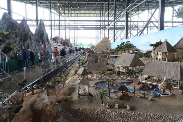 Snow Dome Modellbau Welten Bispingen Afrika wird durch den Tansania-Abschnitt repräsentiert. Die mit 12.000 Quadratmetern größte Modelleisenbahn der Welt hat heute in Bispingen eröffnet, mit 20 Kilometern verlegten Schienen sowie 500 Zügen und 50 Themenwelten stellen die Modellbau Welten einen neuen Weltrekord auf. Insgesamt 11 Millionen Euro wurden in den Ausbau investiert, die Modellbahn hat den Maßstab 1:22,5, Spurweite G. Bispingen liegt in Niedersachsen an der A7 zwischen Hamburg und Hannover 1.7.2020