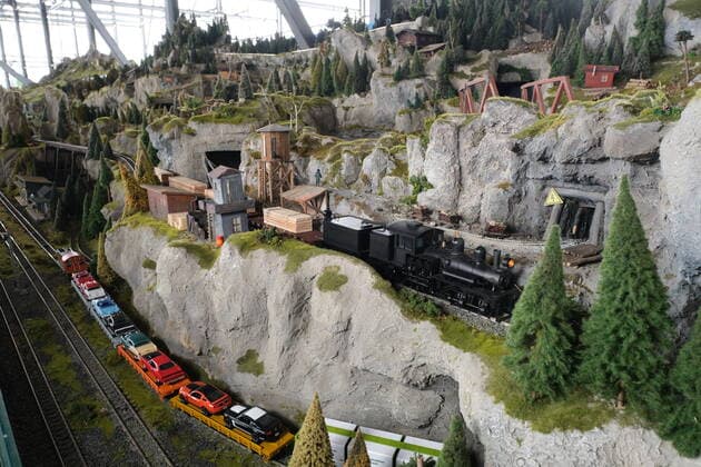 Snow Dome Modellbau Welten Bispingen Kanada, hier fahren Güterzüge durch die Berge. Die mit 12.000 Quadratmetern größte Modelleisenbahn der Welt hat heute in Bispingen eröffnet, mit 20 Kilometern verlegten Schienen sowie 500 Zügen und 50 Themenwelten stellen die Modellbau Welten einen neuen Weltrekord auf. Insgesamt 11 Millionen Euro wurden in den Ausbau investiert, die Modellbahn hat den Maßstab 1:22,5, Spurweite G. Bispingen liegt in Niedersachsen an der A7 zwischen Hamburg und Hannover 1.7.2020