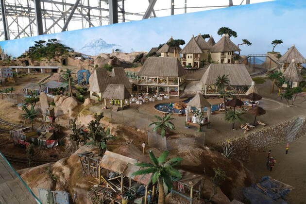 Snow Dome Modellbau Welten Bispingen Afrika wird durch den Tansania-Abschnitt repräsentiert. Die mit 12.000 Quadratmetern größte Modelleisenbahn der Welt hat heute in Bispingen eröffnet, mit 20 Kilometern verlegten Schienen sowie 500 Zügen und 50 Themenwelten stellen die Modellbau Welten einen neuen Weltrekord auf. Insgesamt 11 Millionen Euro wurden in den Ausbau investiert, die Modellbahn hat den Maßstab 1:22,5, Spurweite G. Bispingen liegt in Niedersachsen an der A7 zwischen Hamburg und Hannover 1.7.2020