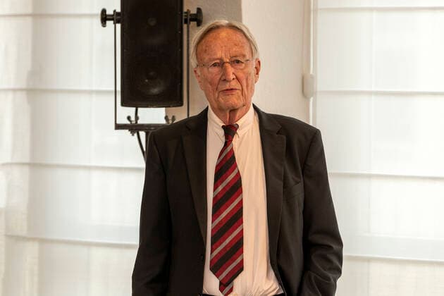Verleihung des Landesverdienstordens Nordrhein-Westfalen am 01. Juli 2020 in Düsseldorf. Im Bild Dr. Franz-Josef Antwerpes im Vorfeld der Ordensverleihung. Antwerpes ist ehemaliger Regierungspräsident des Regierungsbezirkes Köln. Er setzte sich zu seiner Amtszeit mit spektakulären Aktionen für die Sicherheit im Verkehr ein und engagierte sich als Beiratsmitglied der AIDS-Hilfe Köln e.V. . Anlässlich des siebzigsten Geburtstages der Landesverfassung Nordrhein-Westfalens zeichnete NRW-Ministerpräsident Armin Laschet zehn Persönlichkeiten mit dem Verdienstorden des Landes für ihre Verdienste um das Gemeinwohl des Landes aus. Düsseldorf Nordrhein-Westfalen Deutschland